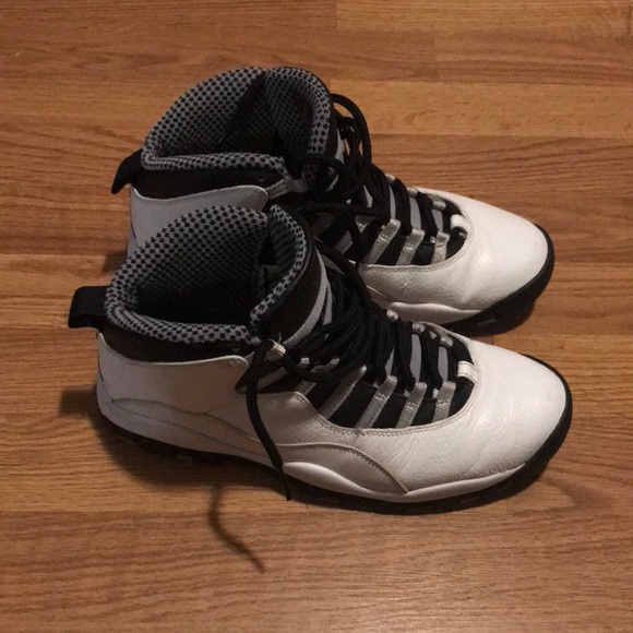 9.5 black and white air jodan